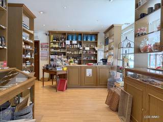 Wellicht is de 'zoete' delicatessenzaak "Temmerman" gelegen in de Tiensestraat 200, voor u geen onbekende. Deze gerenommeerde zaak, welbekend bij de Leuvenaars en vele toeristen, sluit binnenkort zijn deuren. Het gelijkvloerse pand op de hoek van de Tiensestraat met de Windmolenstraat wordt daarom te koop aangeboden vanaf heden.<br />De winkelruimte met 3 grote ramen heeft een oppervlakte van +/- 47m² en wordt verwarmd en gekoeld met een lucht/lucht warmtepomp. Hierachter bevindt zich een gerenoveerd appartement bestaande uit een leefruimte (nu burelen), ingerichte keuken, 1-2 slaapkamers (nu berging), apart toilet en badkamer (met alle aansluitingen maar nog niet ingericht). De kelders worden gebruikt als magazijn +/- 47m² en stockeerruimte +/- 15m². De totale bruikbare vloeroppervlakte volgens het epc bedraagt 176m² (te vermeerderen met een onverwarmde kelder van 15m²). EPC label C. Verwarming via een collectieve condenserende gasketel van 2023. Interesse ? Voor een vrijblijvende afspraak kan u ons contacteren op 0497/581118 of mailen naar info@cdsimmo.be<br />