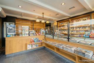 Veelzijdig handelspand met woonst op een uitstekende locatie.Ontdek dit uitzonderlijke pand waar wonen en werken perfect samengaan. Deze ruime...