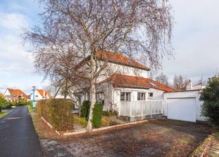 <p><strong>Koksijde-Bad, Ruime villa (258m²) met 4 slaapkamers</strong>,<strong> zeer rustige ligging in Koksijde-Bad, ca. 520m² grond.</strong><br /><br />Bestaande uit: op het gelijkvloers: ruime inkomhall, lichtrijke leefruimte, afzonderlijk toilet, keuken met toegang tot terras en tuin, grote slaapkamer met toegang tot een tweede terras, badkamer met douche en lavabomeubel, berging met aansluiting voor wasmachine, derde terras aan de voorzijde, garage en extra parkeerplaats. Op de eerste verdieping: nachthall, drie slaapkamers, badkamer met douche en lavabomeubel en afzonderlijk toilet. Verder is er een ruime zolder met veel mogelijkheden.<br /><br /><strong>Deze karaktervolle woning op topligging heeft enorm veel potentieel! We laten u graag bezichtigen op afspraak.</strong></p>