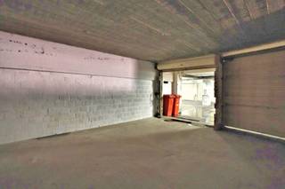 Deze ruime garage-opslagplaats ligt in de ondergrondse verdieping van een gebouw op de hoek van de Engelbert van Arenbergstraat met de Antwerpsesteenweg, vlak aan de Dampoort dus.<br /><br />Heel vlot bereikbaar, doch opgelet, gezien de steile toegang is deze slechts bereikbaar voor een gewone personenwagen (max 1,8 m hgte). Mits goedkeuring syndicus zou de tussenstijl kunnen verdwijnen en heb je krap plaats voor 2 wagens...<br />Naast de auto rest er meer dan voldoende ruimte voor de motor, de fietsen, de werkbank...<br />De poort aan de straat doe je open met een afstandsbediening, de 2 poorten van de garage (nu slechts 1 bruikbaar voor auto) zijn rolpoorten.<br /><br />Ook interessant als investering, er is nl weinig onderhoud te verrichten aan een opslagruimte.<br />De eigenaar wenst nog een opslagplaats in hetzelfde gebouw te verkopen. Combiprijs mogelijk.