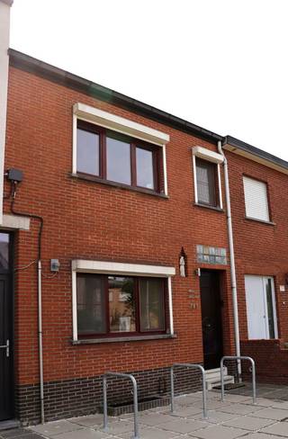 Rijwoning met 3 slaapkamers, polyvalent bijgebouw en tuin te Hove<br /><br />kijkdag zaterdag 1 augustus 2026 of op afspraak<br /><br />Deze éénsgezinswoning, gebouwd in 1940, is gelegen in een rustige wijk in Hove. De woning beschikt over een bewoonbare oppervlakte van 135 m² en staat op een perceel van 273 m².<br />Op het gelijkvloers bevinden zich een inkomhal, een leefruimte, een keuken, een badkamer met toilet en een kelder.<br /><br />De eerste verdieping omvat twee slaapkamers van respectievelijk 13 m² en 17 m². De ingerichte zolderverdieping doet dienst als derde slaapkamer en heeft een oppervlakte van 17 m².<br /><br />De oost gerichte tuin vormt een aangename buitenruimte. Achteraan bevindt zich een polyvalent bijgebouw van <br />27 m², uitgerust met centrale verwarming, airconditioning, internetaansluiting en een afzonderlijk toilet. Deze ruimte is onder meer geschikt als bureau-, praktijk- of hobbyruimte.<br />Daarnaast is er een tuinhuis van 6 m² aanwezig.<br />De tuin is ook rechtstreeks bereikbaar via een gedeelde doorgang naast de woning. Deze doorgang mag worden gebruikt door de eigenaars van beide aanpalende woningen.<br />Voor de woning is voldoende ruimte voorzien om fietsen te stallen.<br /><br />kijkdag zaterdag 1 augustus of op afspraak<br />Voor meer informatie of voor het inplannen van een bezoek kunt u vrijblijvend contact opnemen via:<br />0495 13 18 32<br />nele.meeus@hotmail.com<br />Geen immo aub<br /><br />indeling en kenmerken:<br />- bewoonbare oppervlakte 135m²<br />- perceeloppervlakte 273m²<br />- bouwjaar 1940<br />- 3 slaapkamers<br />- kelder<br />- oost gerichte tuin<br />- tuinhuis<br />- gedeelde doorgang naar de tuin<br />- badkamer op gelijkvloers (2012)<br />- centrale verwarming (2012)<br />- airconditioning (gelijkvloers, 1e verdiep, zolder en bijgebouw)<br />- mogelijkheid om fietsen voor de woning te stallen<br />- EPC label D<br />- elektriciteitsattest conform<br /><br /><br />