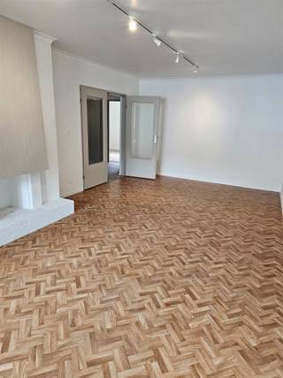 Instapklaar appartement in het centrum van Deinze.Het appartement is gelegen op de eerste verdieping en bestaat uit: een inkomhal, apart...