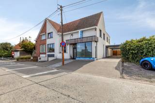 Op een centrale en toch rustige ligging in Waregem, presenteren wij deze uitzonderlijk ruime halfopen woning met een bewoonbare oppervlakte van...