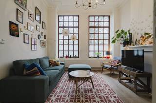 Demeure civile majestueuse située sur le Schoolkaai historique de Gand.Le ton est immédiatement donné par les carreaux noirs et blancs et...