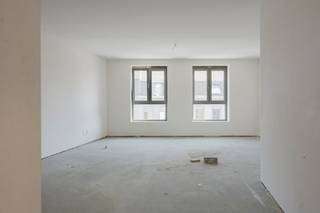 Residentie Greenscape is een unieke woonontwikkeling gelegen in het charmante Bissegem, waar rust, comfort en modern design naadloos samensmelten. Binnen dit kwalitatieve project bieden wij u het appartement 2.02 aan, gelegen op de tweede verdieping.<br /><br />Dit lichtrijke en doordacht ingedeelde appartement beschikt over een bruto oppervlakte van 87,59 m² en omvat:<br /><br />- Een royale zit- en eetruimte die naadloos overgaat in de open keuken.<br />- 2 slaapkamers, Ideaal voor een jong gezin, thuiswerkplek of gastenkamer<br />- Ruim terras (9,08 m²). Direct toegankelijk vanuit de keuken, perfect om in alle rust buiten te genieten. Met zicht op de nieuwe groenzone.<br />- Een aparte berging vlak bij de keuken<br />- een badkamer met inloopdouche/wastafel<br />- een afzonderlijk toilet <br />én een handig luik met toegang tot een zolder.<br /><br />Het appartement is afgewerkt met duurzame materialen en voorzien van de nieuwste technologieën op het gebied van energie-efficiëntie en comfort, zoals vloerverwarming, zonnepanelen en slimme domoticasystemen. <br />Grote raampartijen aan zowel de voor- als achterzijde zorgen voor een overvloed aan natuurlijk licht en een optimaal woongevoel.<br /><br />De residentie bestaat uit 7 ruime appartementen met 1 of 2 slaapkamers. De appartementen zijn afgewerkt met hoogwaardige materialen en voorzien van de nieuwste technologieën op het gebied van energie-efficiëntie en comfort. Denk maar aan vloerverwarming, zonnepanelen en slimme domoticasystemen.<br /><br />Residentie Greenscape bevindt zich op een steenworp van het centrum van Bissegem en nabij belangrijke invalswegen. Scholen, winkels, sportfaciliteiten en openbaar vervoer liggen allemaal binnen handbereik. Bovendien zijn de geplande verdere ontwikkelingen van bijkomende groenzones in de buurt (zoals Bissegem Plage en Stadsgroen de Ghellinck) een absolute meerwaarde.<br /><br />Wenst u meer informatie omtrent dit mooie project? Maak dan vrijblijvend een afspraak op 056 22 55 66.<br /><br />Deze AI-visualisaties zijn bedoeld als inspiratie. Er werd geen rekening gehouden met technische specificaties, stedenbouwkundige voorschriften of de concrete mogelijkheden tot realisatie.