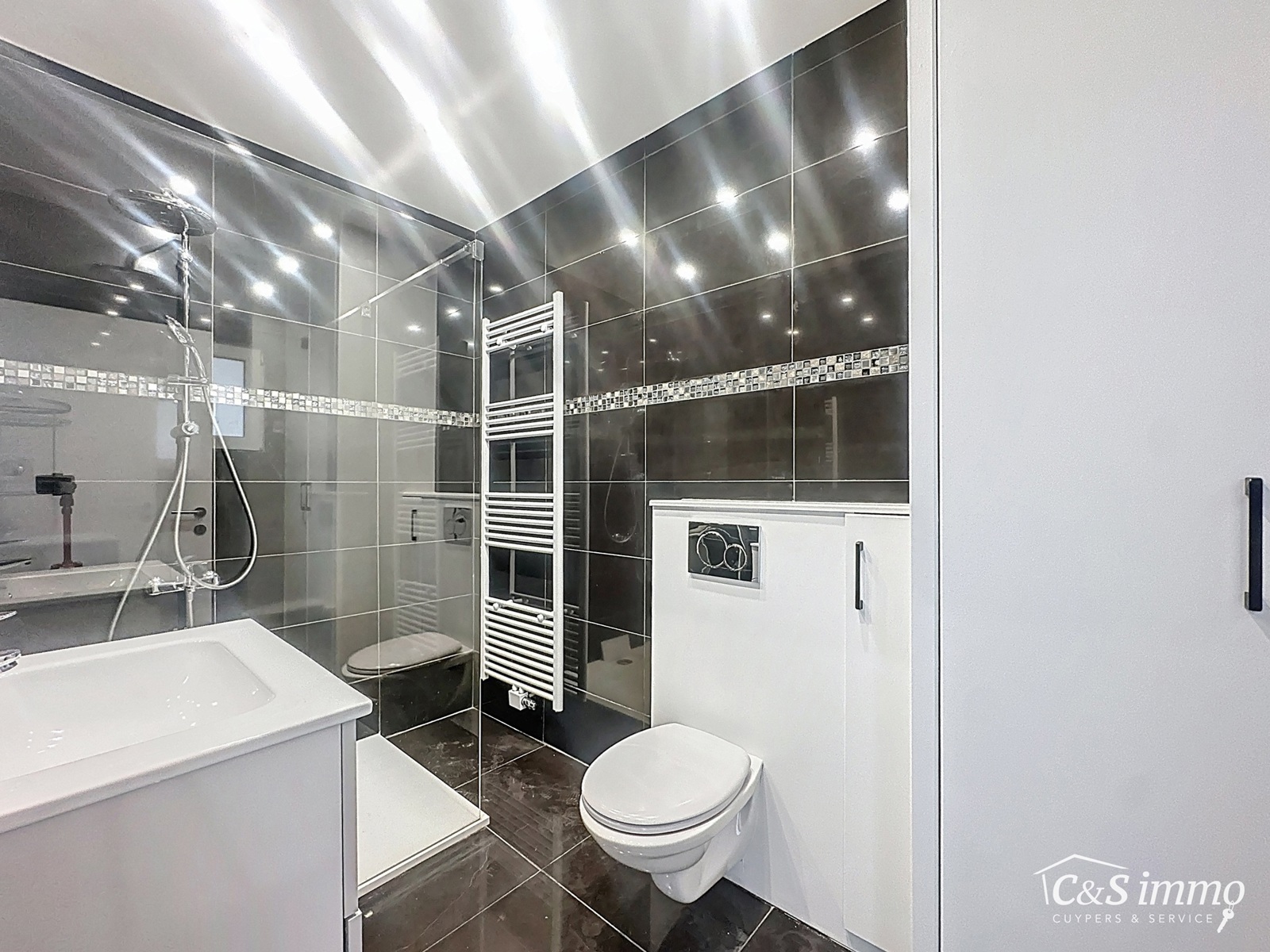 Volledig gerenoveerde woning met tuin en drie slaapkamers - foto 5