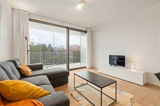 <p>Modern nieuwbouwappartement op de tweede verdieping van residentie 't Zout in Sint-Idesbald.<br /><br />Inkomhal met ingemaakte vestiairekast, ruime woonkamer uitgevend op een aangenaam terras, ingerichte open keuken, grote slaapkamer, badkamer met inloopdouche en toilet, afzonderlijk toilet. Prachtige afwerking! Mogelijkheid tot aankoop garage.<br /><br />Restaurant, fitnessruimte, buitenterras, sauna, fietslokaal.<br /><br />Verlaagd btw-tarief (12 %) en vrijstelling van onroerende voorheffing.</p>