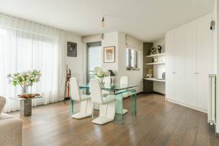 Welkom in dit schitterende duplex appartement in het mooie Sint-Amands, vlakbij de Schelde. Dit appartement biedt niet alleen een adembenemend uitzicht, maar ook tal van luxueuze voorzieningen die het een unieke kans maken voor iedereen die op zoek is naar een nieuwe energiezuinige thuis.<br /><br />Bij binnenkomst betreedt u de ruime inkomhal met parketvloer die naadloos doorloopt in de woonkamer. De grote raampartijen zorgen voor een overvloed aan natuurlijk licht, waardoor de ruimte warm en uitnodigend aanvoelt. De woonkamer is royaal bemeten en biedt toegang tot twee terrassen, waardoor de woonruimte optisch wordt vergroot. Elk van de 3 terrassen is ideaal gelegen om te genieten van de zon.<br /><br />De moderne keuken is volledig uitgerust met alle nodige MIELE toestellen en beschikt over een praktische berging. In de inkomhal vindt u ook een apart gastentoilet met handenwasser. Als we de trap opgaan naar de bovenverdieping, ontdekken we drie slaapkamers, waarvan twee toegang hebben tot een derde terras. Hier kunt u opnieuw genieten van het prachtige uitzicht op de Schelde.<br /><br />De badkamer is voorzien van zowel een douche als een ligbad, zodat u 's ochtends nooit voor een moeilijke keuze staat. Daarnaast is er een aparte wasplaats voor uw gemak. De recent vernieuwde brander zorgt voor efficiënte verwarming van het hele appartement.<br /><br />In de ondergrondse garage heeft u twee autostaanplaatsen naast elkaar en een zeer ruime berging met heel wat schabben waar u fietsen en andere spullen perfect kunt opbergen. De gemeenschappelijke lasten bedragen 201 euro per maand.<br /><br />Dit prachtige appartement is vrij bij akte en klaar om zijn nieuwe eigenaar te verwelkomen. Heeft u interesse in een bezoek? Bel snel voor een afspraak en ervaar zelf de luxe en het comfort van dit duplex appartement in Sint-Amands.<br /><br />Wacht niet te lang, want een kans zoals deze komt niet vaak voorbij!