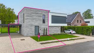<p>Elke zondag welkom op ons kantoor van 10u-12u voor meer info over de nieuwbouwprojecten! <br /><br />Bij ImmoFusion 7/7 “open huis”: klik op onze 3D-TOUR. Ervaar vastgoed alsof je er zelf doorloopt!</p>
<p>Laat je verrassen door deze hoogwaardig afgewerkte woning met industriële look, gelegen aan Ghoosstraat 22 in Heusden-Zolder. Deze nieuwbouw is de meest luxueus afgewerkte van de drie en biedt een perfecte combinatie van strak design, energiezuinig comfort en karaktervolle interieurkeuzes.</p>
<p>Deze woning bevindt zich op een perceel van maar liefst 60 meter diep, volledig omheind en met een fraai aangelegde tuin. Het ruime terras, de buitenkraan en het groene uitzicht zorgen voor een ontspannen buitengevoel met volledige privacy.</p>
<p>Van zodra je binnenstapt, valt de industriële stijl meteen op: een harmonieus geheel van moderne accenten, aluminium ramen, robuuste materialen en een open, lichtrijke indeling. De doorzonleefruimte biedt een prachtig zicht van voordeur tot achteraan de tuin, terwijl de living en keuken naadloos in elkaar overlopen tot één stijlvol geheel.</p>
<p>De keuken is een echte eyecatcher voor fijnproevers en levensgenieters, met hoogwaardige toestellen en een ingebouwde wijnkoeler—perfect voor gezellige diners of avonden met gasten. Aansluitend bevinden zich een koele berging en een ruime technische berging, wat het geheel bijzonder praktisch maakt.</p>
<p>Deze woning is uitgerust met zonnepanelen en een thuisbatterij van 10 kWh, wat garant staat voor een zeer lage energiefactuur en een duurzame woonervaring. De houtskeletbouw met buitensteen zorgt voor een uitstekende isolatie en een aangenaam binnenklimaat, het hele jaar door.</p>
<p>Deze woning is gelegen in een rustige, residentiële buurt met een uitstekende bereikbaarheid. Een droomlocatie voor wie houdt van rust, stijl en comfort.</p>
<p>Pluspunten:<br />- Luxueus afgewerkte woning met industriële look<br />- Keuken met ingebouwde wijnkoeler<br />- Prachtige doorzonleefruimte met veel lichtinval<br />- Strakke aluminium ramen en hoogwaardige materialen<br />- Koele berging aan keuken en ruime technische berging<br />- Zonnepanelen en thuisbatterij van 10 kWh<br />- Aangelegde tuin met terras en buitenkraan<br />- Vloerverwarming op het gelijkvloers<br />- Zeer energiezuinig en conform elektrische keuring<br />- Residentiële ligging met uitstekende bereikbaarheid<br /><br /><span>Maatregelen opgenomen in het Maatregelenregister: nee</span></p>
<p>Voor een bezoek of meer info, bel ons op 078/78.78.70, of kom gerust langs op ons kantoor. Steeds welkom!</p>