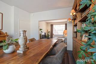 Bent u op zoek naar een instapklare woning met een aangename tuin en moderne voorzieningen? Dan is deze volledig gerenoveerde woning in Meulebeke zeker een bezoek waard!Bij het binnenkomen beschikt de woning over een inkomhal die toegang biedt tot de leefruimte. Aansluitend bevindt zich de keuken, praktisch ingericht en voorzien van voldoende ruimte. Daarnaast is er een handige berging.Via de leefruimte heeft u toegang tot de ruime tuin, een aangename buitenruimte waar u volop kunt genieten van rust en privacy.Op de eerste verdieping bevinden zich:Een badkamer met bad/douche en een tweede toiletTwee slaapkamersDe woning beschikt bovendien over een extra slaapkamer in de zolder.Een bijkomende troef zijn de zonnepanelen, die bijdragen aan een energiezuinige woning. Interesse in deze woning?Neem gerust contact met ons op voor meer informatie of om een bezoek in te plannen.056 96 08 00info@property-vastgoed.be
