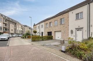 <p><span>Cette belle maison située au cœur d'un quartier résidentiel calme de Temse est très recherchée par les personnes qui apprécient le calme, l'espace et le confort tout en voulant être proches de tout.</span></p><p><span>Avec une allée qui peut facilement accueillir deux voitures's et un garage spacieux, rentrer à la maison peut toujours se faire dans une atmosphère détendue. Dans le hall d'entrée spacieux, il y a des toilettes pour les invités, un vestiaire et des escaliers menant au premier étage. Depuis le hall, nous entrons dans un salon spacieux qui se prolonge dans la salle à manger et la cuisine moderne semi-ouverte. L'ensemble de la pièce donne sur un grand jardin et bénéficie d'une belle lumière. Entre la cuisine et le garage se trouve un grand débarras qui accueille tous les appareils pratiques tels que le réfrigérateur, le congélateur, la machine à laver, le sèche-linge, etc. Une fois à l'étage, on découvre la salle de bains récemment rénovée avec un double lavabo, des toilettes, une douche à l'italienne et un espace pour installer une baignoire. En outre, .....</span></p>