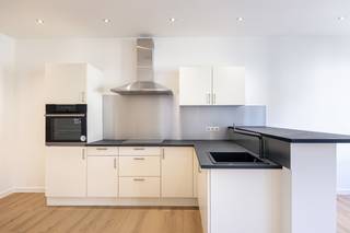 !!! OPENDEURDAG OP WOENSDAG 23/09 VAN 17U TOT 18U30 !!!Dit lichte, gerenoveerde appartement van ±100 m² ligt op een bevoorrechte locatie in het hart van Elsene, direct aan het zeer gewilde Fernand Cocq-plein, op de 2e verdieping van een klein, onlangs opgesplitst familiegebouw.<br />Enkele van de vele troeven: lage lasten (± 40 €/maand), een elektriciteitsinstallatie die aan de voorschriften voldoet en een EPC-klasse D. Direct beschikbaar na ondertekening van de akte.<br />Een comfortabel, licht en instapklaar appartement op een bijzonder gewilde locatie, vlakbij winkels, restaurants, openbaar vervoer en alle voorzieningen van Elsene.<br />Een zeldzaam object op de markt, ideaal zowel voor eigen bewoning als voor een kwaliteitsvolle investering. Ontdek het nu meteen!<br /><br /><span>2e verdieping</span>:<br />
<ul>
<li>Hal met toilet</li>
<li>Ruime woonkamer van ±40 m² met volledig uitgeruste open keuken</li>
<li>Wasruimte en stookruimte</li>
<li>Slaapgedeelte</li>
<li>Slaapkamer 1 van ±15 m²</li>
<li>Slaapkamer 2 van ±10 m²</li>
<li>Badkamer</li>
</ul>