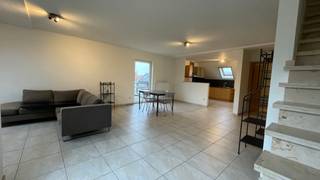 Gezellig duplex appartement in Halen<br /><br />Dit charmante duplex appartement is de ideale woning voor starters die op zoek zijn naar een comfortabele en goed gelegen thuis. <br /><br />Het appartement beschikt over een gezellige woonkamer met veel natuurlijke lichtinval, perfect om te ontspannen of gasten te ontvangen. <br />Aansluitend vind je een open keuken die zowel praktisch als stijlvol is ingericht verder zijn er nog een apart toilet en een handige wasplaats.<br /><br />De bovenverdieping biedt twee ruime slaapkamers en een badkamer, wat zorgt voor een aangename indeling en voldoende privacy. <br /><br />Een privéparkeerplaats is inbegrepen, wat extra comfort biedt in deze rustige buurt.<br /><br />Gelegen nabij de autosnelweg richting Hasselt, Leuven en Brussel, is dit appartement bijzonder gunstig voor pendelaars. <br />Ook de bushalte is maar op enkele stappen.<br /><br />Bovendien bevinden grootwarenhuizen en horecazaken zich op wandelafstand, wat bijdraagt aan het dagelijkse gemak.<br /><br />Met een huurprijs van €900 per maand, plus €10 gemeenschappelijke kosten, biedt dit appartement een uitstekende prijs-kwaliteitverhouding. <br />Dankzij het ontbreken van een lift blijven de gemeenschappelijke kosten bijzonder laag.<br /><br />Grijp nu je kans om dit gezellige appartement je thuis te maken!<br /><br />EPC: 128 kWh/m² - UC: 20230929-0003002532-RES-1