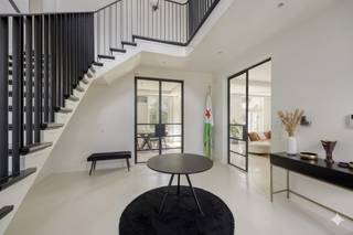 Gelegen aan de statige en lommerrijke Blücherlaan, een van de meest illustere en uiterst gegeerde adressen van Ukkel, presenteren wij dit...