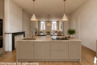 <p><em><strong>Wonen in een beschermd monument, met het comfort van vandaag</strong></em><br />In het hart van Turnhout krijgt één van de meest iconische herenhuizen van de stad een nieuw hoofdstuk. Residentie Het Gerecht is de stijlvolle renovatie van het voormalige Huis Van Hal, een beschermd neoclassicistisch monument uit 1886, ontworpen door architect Pieter-Jozef Taeymans.</p>
<p>Doorheen de jaren deed het gebouw dienst als privéwoning, arbeidsrechtbank en later als decor van het VTM-programma Mijn Pop-Up Restaurant. Vandaag wordt dit uitzonderlijke erfgoed met respect gerestaureerd en omgevormd tot een exclusieve residentie met slechts vier royale villa-appartementen.</p>
<p>Authentieke elementen worden zorgvuldig hersteld, terwijl moderne technieken, hedendaags comfort en een lift discreet worden geïntegreerd. Elk appartement beslaat een volledige verdieping en biedt maximale rust, privacy en ruimte.<br /><br /><strong><em>Het villa appartement op de tweede verdieping</em> <br /></strong>Dit appartement biedt bijna 210m² aan royale woonoppervlakte<strong>.</strong> De ruimte die we typisch zouden benoemen als “inkomhal” is dermate groot dat deze ruimte eveneens geschikt is als ontspanningsruimte, bureau, of 2<sup>e</sup> zithoek. De leefkeuken, eetkamer en zithoek staan met elkaar in verbinding en genieten langs 2 zijden van natuurlijk daglicht. Openslaande deuren geven uit op een heerlijk privaat terras aan de achterzijde, met daar een mooi uitzicht over een magnolia en de historische gebouwen van het Heilig Graf. De hoofdslaapkamer heeft een ensuite badkamer, de 2 overige slaapkamers delen de 2e badkamer.</p>
<p>Iedere eigenaar beschikt over een private kelderberging (27 tot 39 m²). Daarnaast blijven de historische wijnkelder en authentieke kolenkelder als gemeenschappelijke ruimtes behouden. De lift brengt u bovendien tot in de kelder.</p>
<p>Parkeren doet u onder uw private dubbele carport met aansluitende fietsenstalling. Daarnaast is een gemeenschappelijke afvalberging voorzien.<br /><br /><em><strong>Een hoogwaardige afwerking<br /></strong></em>Het appartement wordt volledig afgewerkt opgeleverd, met uitzondering van de definitieve schilderwerken. Een nieuwe parketvloer is al geplaatst, en ook de muren en plafonds worden gerestaureerd en alles krijgt reeds een eerste schilderlaag. Voor de keuken en badkamers kiest u zelf de materialen en inrichting. Hiervoor zijn ruime budgetten in de vraagprijs opgenomen.</p>
<p>Ook technisch wordt alles vernieuwd. Het appartement wordt voorzien van domotica, vloerverwarming, een Viessmann-warmtepomp, ventilatie D en voorbereidingen voor een gashaard. Zo geniet u van hedendaags comfort met behoud van het historische karakter.</p>
<p>Het appartement en de kelderberging worden verkocht onder registratierechten (2% of 12%). <br />Op de dubbele carport met fietsenberging is 21% btw van toepassing.</p>
<p>De restauratiewerken zijn volop aan de gang. De oplevering wordt verwacht rond het najaar van 2026.</p>
<p><strong>Een beschermd monument, slechts vier exclusieve villa-appartementen en een penthouse dat zijn gelijke in Turnhout nauwelijks kent.<br /></strong></p>