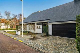 ZEER RUIME VILLA MET KARAKTER TE MENEN. Deze stijlvol ingerichte villa in Menen biedt een perfecte combinatie van hedendaagse comfort...