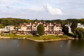 <p>In het hart van Berlare, pal aan het prachtige Donkmeer, bevindt zich dit uitzonderlijk stijlvol appartement dat luxe, comfort en een ongeëvenaard uitzicht moeiteloos combineert. Gelegen in een recente residentie geniet je hier van absolute rust en privacy, met een vrij zicht op het water en de groene omgeving.<br /><br />Dit ruime hoek appartement zorgt voor natuurlijk licht in alle kamers. Ook omvat het een uitnodigende en lichtrijke leefruimte met grote raampartijen die uitgeven op het riante terras – dé plek bij uitstek om in alle sereniteit te genieten van de omgeving. De volledig geïnstalleerde keuken is volledig voorzien en uitgerust met kwalitatieve toestellen en veel werk- en opbergruimte, perfect voor wie graag kookt.<br /><br />Verder beschikt het appartement over twee volwaardige slaapkamers, een bureau, een smaakvol afgewerkte badkamer met douche en dubbele lavabo, een aparte berging/wasplaats, en een gastentoilet.<br /><br /><br /><br />Ben je op zoek naar een uniek appartement op toplocatie met zicht op één van de mooiste plekjes van Vlaanderen? Dan is dit beslist een buitenkans.<br /><br />📞 Interesse in een bezoek? Contacteer Wolf vrijblijvend via 0498 54 06 90 of mail naar wolf@cornelis-goeman.be</p>