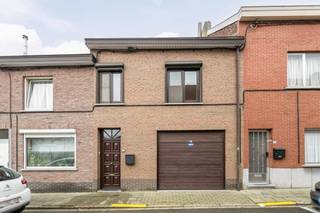Top gelegen ruime gezinswoning met garage en tuin op wandelafstand van het centrum , scholen, station en warenhuis. De woning omvat op het gelijkvloers: inkomhal, salon, eetkamer, open ingerichte keuken met toestellen, ingerichte badkamer met ligbad met douchescherm, toilet en lavabo en dressing/slaapplaats. Op de verdieping bevinden zich nog 2 slaapkamers en een luik met toegang naar de zolder. De elektrische installatie is conform en overal zijn er ramen met dubbel beglazing. De centrale verwarming gebeurt met aardgas condensatieketel. Kom snel een kijkje nemen in misschien wel je nieuwe woonst.
