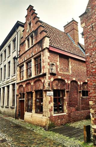 UNIEKE KANS IN HET GENTSE PATERSHOLIn het hart van een van de meest charmante en begeerde wijken van de stad bevindt zich deze buitengewone eigendom...