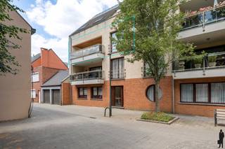 <strong>In residentie "de Lindekens": Recent gerenoveerd appartement van ca. 123m² op de 2e verdieping met 2 slaapkamers, ruim zuidgericht (overdekt) terras en hoogwaardige afwerking. Een ondergrondse garagebox (nr. 20) is bij aan te kopen voor 25.000 EUR. Rustige ligging in een stijlvolle residentie in de doodlopende Lindekensstraat, op wandelafstand van de Grote Markt. Zeer gunstige EPC-score van 117 kWh/m²/jaar (B-label).<br /><br /></strong><span>Indeling appartement</span>: <br />Inkomhal met vestiairekast en gastentoilet. De ruime leefruimte biedt een gezellige zithoek en eetkamer. De woonkamer is volledig voorzien van recent geplaatste ingemaakte kasten (2016), wat zorgt voor een strakke afwerking en extra opbergruimte. Dankzij de grote schuifraam geniet je van veel lichtinval en toegang tot het overdekte, zuidgerichte terras, voorzien van elektriciteit en verlichting – ideaal om buiten te vertoeven in alle seizoenen.<br /><br />De keuken werd volledig vernieuwd in 2016 en is uitgerust met kwalitatieve toestellen (Siemens): dubbele combi-oven, vaatwasser, inductievuur, ingebouwde Liebherr koelkast met diepvriezer, dubbele wasbak en veel opbergruimte met praktische schuifwand en weggewerkte stopcontacten.<br /><br />De twee volwaardige slaapkamers (ca. 15m² en 12m²) bevinden zich aan de rustige achterzijde, waarvan één kamer is voorzien van ingemaakte kasten. De badkamer is uitgerust met een wastafel en ruime inloopdouche met regendouche en geïntegreerde bodyjets op zijwand. <br /><br /><strong>Ondergrondse garagebox (nr. 20) bij aan te kopen voor 25.000 EUR.<br /><br /></strong><span>Bijzonderheden:</span> <br />- Vliegenraam aan het terras<br />- Verlichting en gordijnen blijven aanwezig<br />- Gepantserde veiligheidsdeur<br />- Recente hoogrendementsketel en verwarming (2022)<br />- Lift aanwezig<br />- Gemeenschappelijke kosten: 95 EUR per maand inclusief verzekering<br /><br />Bekijk dit appartement via ons interactief grondplan: https://deboerenpartners.virtimmocontent.be/start-visit/5368