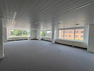 <p>Deze professionele kantoorruimte is voorzien van hoogwaardige technische afwerkingen, waaronder een verlaagd plafond, ingebouwde verlichting en ingebouwde airconditioning. Sanitaire voorzieningen zijn beschikbaar in de gemeenschappelijke delen, samen met apart douches voor heren en dames.</p>
<p>Het gebouw beschikt over een interfoon, lift, en zowel buiten- als binnenparking.</p>
<p>De grotere oppervlaktes zijn deelbaar vanaf 133m², wat flexibiliteit biedt voor huurders met verschillende ruimtebehoeften.</p>
<p><strong>Ligging:</strong> Gunstig gelegen nabij een bushalte en tramhalte, met snelle toegang tot de E40. Ook een supermarkt en fitnesscentrum zijn in de buurt, wat de praktische ligging nog versterkt.</p>