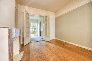 Deze ruime en karaktervolle woning is gelegen in de René Bosiersstraat 7, vlakbij het groene Boelaerpark. De combinatie van authentieke elementen, royale leefruimtes en een praktische indeling maakt dit pand bijzonder interessant als gezinswoning.<br />Op het gelijkvloers bevinden zich verschillende ruime en sfeervolle leefruimtes met hoge plafonds, houten vloeren, sierlijke afwerkingen en authentieke marmeren schouwen. De keuken sluit aan op een lichtrijke veranda en geeft toegang tot de zuidgerichte stadstuin van ca. 25 m², een aangename buitenruimte om volop van de zon te genieten.<br />De eerste verdieping omvat vier slaapkamers en een badkamer, aangevuld met een veranda en balkon.<br />Ook op energetisch vlak werden reeds belangrijke werken uitgevoerd: het dak en de achtergevel zijn geïsoleerd, de ramen zijn voorzien van dubbele beglazing en de verwarmingsketel werd vernieuwd.<br />De ligging vormt een belangrijke troef. Het Boelaerpark zorgt voor een groene omgeving voor ontspanning en sport, terwijl winkels, scholen, horeca en openbaar vervoer zich in de nabije omgeving bevinden.<br /><br />Een ruime en karaktervolle stadswoning met authentieke uitstraling, zuidgerichte stadstuin, reeds uitgevoerde energetische verbeteringen en een uitstekende ligging nabij het Boelaerpark.