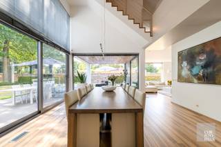 INDELING:Op het gelijkvloers is er inkomhal en de leefruimte ingericht met een zit- en eethoek met vide. Verder is er een bureelruimte met archief,...