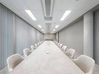 Office Park is een state of the art kantoorgebouw in het Waasland met een BEN-label (bijna energieneutraal gebouw) en een E-Peil van 38.<br />De kantoren genieten een centrale ligging en maken gebruik van de meest duurzame technieken die comfort koppelen aan een uitermate laag energieverbruik. <br /><br />De locatie, juist aan de op- en afritten van de E17, alsook aan de inkom van industriepark E17/3 en E17/4, zorgen voor een vlotte bereikbaarheid en visibilliteit. <br /><br />Bovenop de 94 parkeerplaatsen (deels met laadpunten) die voorzien zijn op de site kan er ook gebruik gemaakt worden van de carpool parking aan de overkant van de straat (110 parkeerplaatsen met laadpunten). Ook met de bus is Office Park zeer vlot bereikbaar.<br /> <br />De kantoorunit zelf is 100% afgewerkt met akoestisch plafond, extra goede geluidsisolatie, verlichting, verluchting, klimatisatie, CO2-meting, chappe, vloerbekleding, vloerdozen, patchkast, fiber proximus & telenet, uitgeruste kitchenette, etc. <br /><br />De kantoorunit heeft incl. 5 parkeerplaatsen bovengronds en optioneel 5 parkeerplaatsen ondergronds.<br /><br />Het gebouw is uitgerust met een centraal klimaatsysteem die instaat voor de volledige verwarming en koeling van de verschillende lokalen. Tevens wordt de nodige aandacht besteed aan de luchtkwaliteit. <br /><br />Naast de 47 parkeerplaatsen voor auto’s en 60 fietsen bevat het kelderniveau ook douches en technische ruimtes. <br /><br />Oppervlakte:<br />445 m²<br /><br />Beschikbaarheid:<br />1 oktober 2026<br /><br />Hebt u interesse in dit handelspand te huur in Lokeren? Vraag meer info of boek een bezoek via business.gent@dewaele.com of 09 245 35 35.