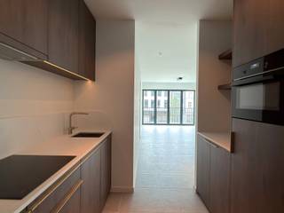 Dit nieuwbouwappartement van ca 65 m² is gelegen in residentie “Groene Poort” met prachtig aangelegde binnentuin aan het Vetten Osplein te Antwerpen. Er zijn twee identieke appartementen beschikbaar te huur, waarvan één gelegen op de eerste verdieping en één op de tweede verdieping. Dankzij de centrale ligging geniet je van een vlotte bereikbaarheid en bevinden winkels, openbaar vervoer en dagelijkse voorzieningen zich in de nabije omgeving. <br /><br />Via de inkomhal met ingebouwde vestiairekast bereikt u de lichtrijke leefruimte met grote ramen in cascade en een open gevoel naar buiten toe. De open, volledig geïnstalleerde keuken sluit mooi aan op de leefruimte en werd afgewerkt met kwalitatieve materialen.<br /><br />Verder omvat elk appartement één slaapkamer met een geïntegreerde dressingkast en een moderne badkamer voorzien van lavabo en inloopdouche. Daarnaast is er een praktische berging met aansluiting voor een wasmachine en een apart toilet.<br /><br />De appartementen zijn uitgerust met energiezuinige vloerverwarming aangestuurd via een warmtepomp.<br />Bovendien beschikt elk appartement over een privatieve kelderberging.<br /><br />Gemeenschappelijke lasten: 120 Euro per maand. <br />Alle nutsvoorzieningen (warmtenet, elektriciteit en water) zijn privé op te nemen door de huurder.<br /><br />Onmiddellijk beschikbaar.<br />EPB nieuwbouw.