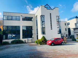 Comfortabele en lichtrijke kantoren te huur op een strategische ligging aan de Temselaan 5 te Strombeek-Bever. Oppervlaktes beschikbaar vanaf ±100 m², flexibel in te delen en ook geschikt als showroom. Vlotte bereikbaarheid via de Brusselse Ring en de A12, met openbaar vervoer op wandelafstand. Parkeerplaatsen beschikbaar op de site (niet inbegrepen in de huurprijs).