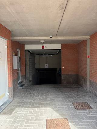 Goed gelegen en ruime garagebox te koop in het centrum van Heist. De garage bevindt zich op niveau -2, eenvoudig bereikbaar via een hellingsbaan, en heeft een lengte van 5,05 meter en een breedte van  3,65 meter, waardoor er nog gemakkelijk fietsen naast de auto kunnen geplaatst worden. De hoogte bedraagt 1,97 meter op het laagste punt en de inrijbreedte van de poort  is 2,50 meter.