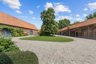 Ferme en carré unique et pleine de charme sur 2 hectares, composée d'une maison de caractère, d'une magnifique cour intérieure, d’un grand...