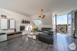 In een recent gebouw in het centrum van De Panne, op slechts 50 meter van het strand en vlak bij openbaar vervoer, vindt u dit lichtrijke...