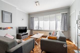 <p><span>Instapklaar appartement (98 m²) met 2-3 slaapkamers en terras (4 m²) in Edegem</span></p><p><span>In de Buizegemwijk, vlak bij het dorpscentrum van Edegem, woon je in een rustige en aangename omgeving met alle voorzieningen binnen handbereik. Verschillende bushaltes bevinden zich op wandelafstand en het station van Hove ligt op wandel-/fietsafstand, waardoor je geniet van een vlotte verbinding met het openbaar vervoer. Ook met de wagen bereik je de Ring en de belangrijkste invalswegen in enkele minuten.</span></p><p><span>Het appartement bevindt zich op de eerste verdieping van een kleinschalig gebouw met slechts drie appartementen. Het gebouw verkeert in goede staat, het dak is conform geïsoleerd en de maandelijkse vaste kosten bedragen €145. Deze omvatten onder meer de blokpolis, water, het reservefonds, de individuele en gemeenschappelijke verwarmingskosten en de elektriciteit van de gemeenschappelijke delen. In het appartement geniet je bovendien van conforme elektriciteit, hoogrendement PVC-ramen met hoogrendementsglas en een gunstige EPC-score B.</span></p><p><span>In de inkomhal met praktische ingemaakte kast is er een aparte berging met aansluiting voor een was- en droogmachine te vinden. Aan de voorzijde bevindt zich de lichtrijke leefruimte van 31 m², met aansluitend een eerste slaapkamer van ongeveer 9 m². Centraal in het appartement liggen de badkamer (4 m²), uitgerust met een douche, lavabo en toilet, en een multifunctionele kamer van 9 m² die perfect dienst kan doen als bureau, dressing of hobbyruimte. Achteraan bevinden zich de ruime tweede slaapkamer (16 m²) en de verzorgde keuken (10 m²), die is uitgerust met alle hedendaagse comfort. Vanuit beide ruimtes heb je rechtstreeks toegang tot het noordgerichte terras van 4 m².</span></p><p><span>Ben je op zoek naar een instapklaar en energiezuinig appartement op een uitstekende locatie? Dan is dit een kans die je niet wil missen!</span></p><p><span>Bewoonbare opp. 98 m² – ref.: bruto vloeropp. Voor meer info of een gratis schatting surf naar </span><span><span>www.hansimmo.be</span></span><span>.</span></p><p><span> </span></p>