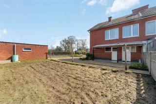 <p><span>Ben je op zoek naar een solide woning die je volledig naar eigen smaak kan transformeren? Dan is deze woonst precies wat je zoekt!</span></p><p><span> </span></p><p><span>Bij het binnenkomen word je verwelkomd in de inkomhal met afzonderlijk toilet, die leidt naar de leefruimte waar je tal van mogelijkheden hebt om een gezellige woon-en eetplaats te creëren. Aansluitend bevindt zich de keuken, uitgerust met kasten en toestellen, en een praktische technische ruimte.</span></p><p><span>Op de eerste verdieping geeft de nachthal toegang tot drie slaapkamers en een badkamer. Daarnaast is er nog een extra kamer die perfect kan dienen als wasplaats, bureau of zelfs een vierde slaapkamer, afhankelijk van jouw noden.</span></p><p><span>Een absolute troef van deze woning is de zolderverdieping, die bereikbaar is via een vaste trap. Deze ruimte biedt heel wat potentieel en kan perfect worden omgevormd tot extra slaapkamers, een hobbyruimte of een ruime master suite.</span></p><p><span> </span></p><p><span>De woning beschikt over centrale verwarming met stookolie en is momenteel voorzien van enkele beglazing. Buiten geniet je van voldoende parkeermogelijkheden en een losstaande garage.</span></p><p><span> </span></p><p><span>Kortom, een woning met een stevige basis en tal van mogelijkheden voor wie zijn eigen woonverhaal wil schrijven op een rustige, aangename locatie te Deurne-Diest.</span></p><p><span> </span></p><p><span>Aarzel niet en ontdek zelf het potentieel van deze woning tijdens een bezoek! Kenneth (kenneth.pollet@vastgoedhuys.be) 0472/032588 of Melissa (melissa.cardaci@vastgoedhuys.be) 0486/547180.</span></p>