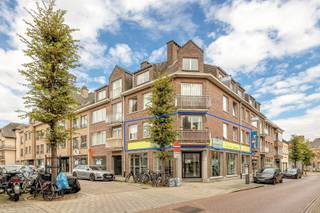 <strong>Wonen of investeren in het hart van Lier</strong><br /><br />In het centrum van Lier vindt U dit appartement met een oppervlakte van 86 m², gelegen in een gebouw met lift. De centrale ligging maakt het een aantrekkelijke uitvalsbasis voor wie graag in de stad woont.<br /><br />Het appartement beschikt over een leefruimte met open keuken en een praktische berging, die extra opbergruimte biedt. De aanwezigheid van een lift draagt bij aan het dagelijkse comfort.<br /><br />Het appartement is momenteel verhuurd voor € 795 per maand, waardoor het ook interessant kan zijn voor wie op zoek is naar een vastgoedinvestering met bestaande huurinkomsten.<br /><br />Daarnaast heeft U de mogelijkheid om een staanplaats in de ondergrondse garage aan te kopen, een waardevolle aanvulling op deze centrumlocatie.<br /><br />Wenst U meer informatie of een bezoek? Neem gerust contact met ons op.