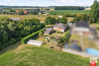 Op een landelijke, maar vlot bereikbare locatie nabij de A19 Ieper–Kortrijk treffen we deze stevige, vrijstaande woning aan. Met een perceel van meer dan 1.000 m² en een kloeke structuur biedt dit pand tal van mogelijkheden.<br /><br /><strong>Indeling van de woning</strong><br />De gelijkvloerse verdieping omvat een inkomhal (7 m²), lichtrijke woon- en eetkamer (37 m²), keuken met basisuitrusting ( 7 m² - oven, kookplaat, dampkap, spoelbak), berging (2 m²), technische ruimte (4 m²), drie slaapkamers (13 - 13 - 7 m²) en een badkamer met douche en wastafel (3 m²). <br />1ste verdieping: zolder <br /><br /><strong>Kenmerken</strong><br />- Mooie grondoppervlakte (1.111 m²) met landelijk verzicht <br />- Aparte garage (33 m²) waarvan een gedeelte onderkelderd; <br />- Centrale verwarming op stookolie, grotendeels dubbele/HR-beglazing, ... <br />- ...<br /><br />Meer informatie of een vrijblijvend bezoek? Contacteer Eden op 0470 43 78 21 of mail info@minthus.be