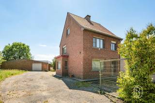 <p>TE KOOP: toffe goedgelegen halfopen bebouwing met 180 m²!<br /><br />Deze toffe halfopen bebouwing is bijzonder centraal gelegen in Zulte-Olsene, aan de Kasteelstraat 2, en biedt een verrassend ruime woonoppervlakte met tal van mogelijkheden voor wie op zoek is naar een woning met potentieel.<br /><br />Via de inkomhal betreedt u de woning, waar u op het gelijkvloers een leefruimte met zithoek terugvindt, aansluitend op de keuken. Verder is er een extra ruimte die perfect kan dienen als bureel of slaapkamer op het gelijkvloers, evenals een praktische wasplaats/berging met cv-installatie. Op de eerste verdieping bevindt zich de nachthal die toegang geeft tot drie volwaardige slaapkamers.<br /><br />De woning beschikt bovendien over een kelder onder de inkomhal en een zolder die zich uitstrekt over de volledige woning, wat extra opslag- of uitbreidingsmogelijkheden biedt.<br />Buiten geniet u van een ruime tuin met een totale oppervlakte van ca. 1.466 m². <br /><br />Een extra troef is de aanwezige aparte loods van maar liefst 15 meter op 12 meter, ideaal voor opslag, hobby of professioneel gebruik.<br /><br />Troeven van deze woning: <br />- centrale ligging in Zulte-Olsene, (één van de mooiste straten van Zulte)<br />- ruime bewoonbare oppervlakte van ca. 257 m² <br />- groot perceel met tal van mogelijkheden <br />- aanwezigheid van kelder en zolder <br />- aparte loods met veel potentieel (ideaal voor zelfstandigen of mensen op zoek naar opslagruimte)<br /><br />EPC: 343 kWh/m² jaar – energielabel D<br /><br />Een interessante opportuniteit voor wie op zoek is naar een project met ruimte, ligging en mogelijkheden!<br /><br />Interesse? Neem gerust contact op via charlotte@immobeguin.be voor meer informatie of een bezoek.</p>