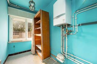 <p>Te renoveren woning met tuin in een rustige, kindvriendelijke buurt.</p><p>Deze woning ligt in het hart van Merksem, een levendige wijk omgeven door winkels, scholen en recreatiemogelijkheden op wandelafstand. Met het openbaar vervoer en de belangrijkste invalswegen om de hoek, ben je in geen tijd in het centrum van Antwerpen. Parkeren? Dat kan vlot in de straat of voor de deur.</p><p>- Ruime gezinswoning met veel mogelijkheden<br />- Grote leefruimtes en aangename lichtinval<br />- Zonnige tuin met ruim terras<br />- Garage en extra berging voor veel opbergruimte</p><p>De woning verwelkomt je met een praktische inkomhal op het gelijkvloers, met toegang tot de garage en de technische berging met aansluting voor wasmachine. Aansluitend ligt de zonnige tuin met groot terras.<br />Op de eerste verdieping vind je de lichte leefruimte,en een open haard als blikvanger. De grote ramen brengen het daglicht royaal binnen en zorgen voor een open, luchtig gevoel. Verder is er een te renoveren keuken en een apart toilet in de hal.</p><p>De bovenverdieping biedt 2 comfortabele slaapkamers en een badkamer met douche.</p><p>De woning biedt een uitstekende basis voor wie op zoek is naar ruimte en potentieel om een warme gezinswoning naar eigen smaak te creëren.</p><p>Benieuwd? Plan je bezoek via sinjoor.be.</p>