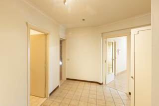 <p>Midden in het centrum van Aalter, op de tweede verdieping, vind je dit ruime appartement van 110 m² bewoonbare oppervlakte. De ligging in het centrum betekent dat je te voet naar winkels, scholen en sportfaciliteiten kan, terwijl openbaar vervoer, het station en de invalswegen ook binnen handbereik liggen. Een instapklare woning waar je meteen je intrek kan nemen, in een buurt die alles combineert wat je nodig hebt. Bij binnenkomst leidt de inkomhal, met ingemaakte kasten, je naar een lichtrijke leefruimte van meer dan 30 m², die dankzij de ruime opzet volop mogelijkheden biedt om zithoek en eetplaats comfortabel in te richten. Het appartement telt in totaal twee slaapkamers met ingemaakte kasten, waarvan er twee elk zo'n 17,7 m² meten, ideaal als ouderslaapkamer of ruime kinderkamer, kantoor of hobbyruimte. De badkamer is functioneel afgewerkt en sluit naadloos aan bij de rest van de instapklare afwerking van de woning. Naar buiten toe geniet je van een terras georiënteerd op het noordwesten, perfect om ‘s avonds nog van de laatste zonnestralen te genieten. Bij het appartement is er een mogelijkheid om bovendien een eigen garage aan te kopen (€ 25.000,00), een echte troef in het centrum van Aalter waar parkeerruimte niet altijd vanzelfsprekend is. Het gebouw dateert van 1981 en het appartement verkeert in instapklare staat, met aansluiting op water en elektriciteit. Er is een private kelderberging en een gemeenschappelijk fietsenberging aanwezig.</p><p> </p><p>Wil je dit appartement met zijn centrale ligging, ruime indeling en eigen garage graag zelf komen bekijken? Neem gerust contact op met ons kantoor om een bezoek in te plannen, we staan klaar om al je vragen te beantwoorden.</p>