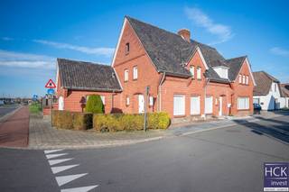 De liggingDeze knappe hoekwoning is gunstig gelegen, rustig doch vlakbij het centrum van Waregem dewelke voorzien is van allerhande winkels,...