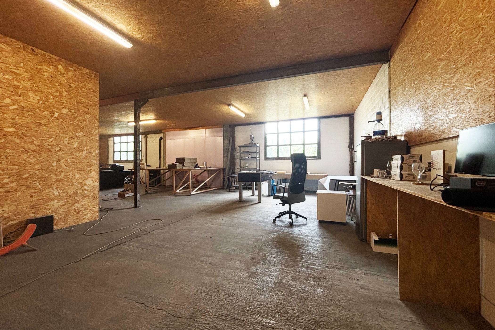 Magazijn 950m² met kantoorruimte van 100m² in Zwalm - foto 5