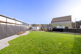 Centraal gelegen woning met 3 slaapkamers, leuke tuin, EPC label B en diverse parkeermogelijkheden. <br /><br />Indeling GLV: inkomhal; lichtrijke woonkamer; volledig geïnstalleerde keuken; wasplaats; apart toilet; badkamer bevat lavabo en douche; trap naar de kelder. <br /><br />1V: masterbedroom; 2 slaapkamers (door middel van een doorloopprincipe); uittrekbare trap naar de bergzolder.<br /><br />Oprit is aangelegd met 2x garage; gezellig terras aan de keuken met volledig omheinde tuin; tuinberging. <br /><br />Algemeen: <br />- EPC label B (ramen vernieuwd in 2017 + rolluiken) <br />- Verwarming dmv stookolie + airco in combinatie met 18 zonnepanelen (2018) <br />- Elektriciteit conform <br />- Daken vernieuwd in 2017 en 2020<br /><br />Bekijk zeker de 360° rondgang via onze website (+ mogelijkheid tot opmeten en ontmeubelen).<br />Alle attesten zijn beschikbaar onderaan op onze website. <br />Voor meer info of een bezoek: 0472 22 22 44 of thanee@solittvastgoed.be.