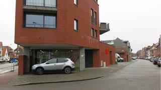 <strong>Ruime ondergrondse GARAGE</strong> gelegen in een zijstraat van de <strong>Torhoutse Steenweg</strong> in <strong>Sint-Andries Brugge</strong>, dichtbij de expresweg.<br />Een veilige plaats om je voertuig te stallen en te beschermen tegen diefstal, vandalisme en de weerselementen!  <br />+ Ideaal voor buurtbewoners!<br />+ Voorzien van verlichting en stopcontact !<br />+ Voldoende manoeuvreerruimte!<br /><br />Oppervlakte :  3,25  x  4.80  =  15,60  m²<br />Poort  :  br.  2,90 m  x  h.  2 m<br /><br />Beschikbaar  1 april 2026