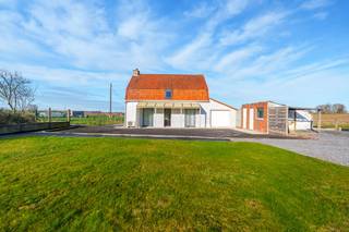 Située dans l'idyllique Zillebeke, parfaitement située entre le centre du village et le magnifique Heuvelland, cette maison unique est située sur...