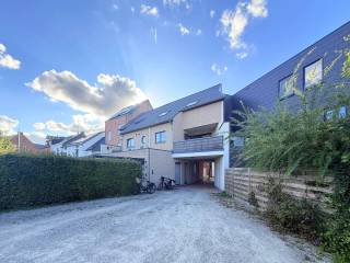 Plan uw bezoek via www.polares.eu<br /><br />Op de eerste en tweede verdieping van deze kleinschalige residentie kan u dit duplex-appartement terugvinden, gelegen op een toplocatie in het centrum van Herent. <br /><br />Binnenkomen doe je in de inkomhal, voorzien van een apart toilet. Deze brengt je naar de open leefruimte, die geniet van veel lichtinval door de verschillende raampartijen. Aansluitend kan je de volledig geïnstalleerde keuken terugvinden. Het terras is bereikbaar via de keuken en leefruimte en kijkt uit op een rustige binnentuin, waardoor je hier volop privacy en licht ervaart.<br /><br />Op de tweede verdieping biedt dit appartement twee grote slaapkamers, waaronder één met een praktische dressing of bureau. Verder heb je de badkamer met toilet, dubbele wastafel en bad. <br /><br />Jouw wagen kan je makkelijk parkeren onder de bijhorende carport. Het appartement is tevens voorzien van een praktische wasplaats. <br /><br />De locatie is uitstekend: alle belangrijke voorzieningen zoals bakker, apotheek en scholen zijn op wandelafstand. Ook pendelaars profiteren van de nabijheid van het station ) en de uitstekende verbindingen naar Leuven, Mechelen en Brussel via de E314 en Mechelsesteenweg.<br /><br />Dit instapklare duplexappartement combineert ruimte, licht en een topligging — de ideale woonplek in Herent voor wie van comfort én bereikbaarheid houdt.