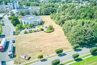 <strong>ONTWIKKELINGSGROND van 1.8 ha met kantoor</strong><br />Geweldig perceel van 18.144m² met kantoor gelegen in een zone voor ambachtelijke bedrijven en KMO's. Deze site leent zich tot tal van mogelijkheden naar (her)ontwikkeling toe.<br /><br />Huidige indeling:<br />2 kantoorgebouwen: het voorste van ca 1000m² verdeeld over 2 verdiepingen - het achterste ca 475m² gelijkvloers. Beide gebouwen beschikken over tal van afgescheiden ruimtes naar behoeven in te vullen. Parking voorzien voor een 30-tal wagens.<br /><br />Troeven:<br />-commerciële handelsligging<br />-gebouw wordt tijdelijk verhuurd wat directe inkomsten oplevert<br />-mogelijkheid tot ONTWIKKELING/VERKAVELING<br />-investeringsopportuniteit<br /><br />Voor meer info en/of een bezichtiging: info@jansenrealestate.be - 011/39 90 50