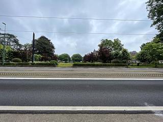 Ligging<br /><br />Gelegen aan het miljoenenkwartier op wandelafstand van het Sint-Pieters-Station. Makkelijke verbinding met de stadsring, E17 en E40.<br /><br /><br />Indeling<br /><br />De gelijkvloerse handelsruimte heeft een bruikbare oppervlakte van 101m2, een kantoorruimte voor 5 personen, een ingerichte de keuken, een 2e kantoorruimte voor 3 personen, 2 aparte toiletten, een was berging, een douche en een kelderruimte van 24m2.<br /><br />Huurprijs: €1.400/maand<br />Provisie: €180/maand<br />EGW individueel af te sluiten<br /><br />Vraag uw bezoek aan via onze website!