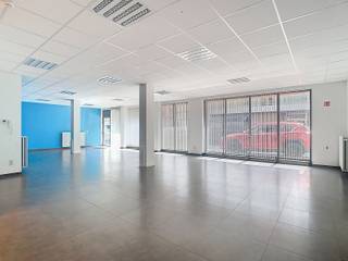 <p><strong><span>Ruim Handelspand, op Toplocatie nabij het stadscentrum!</span></strong><br /><br />Bent u op zoek naar een veelzijdig handelspand op een strategische locatie? Dan is dit pand van ca. <strong>90 m²</strong>, gelegen vlakbij het <strong>centrum van de stad</strong>, ter hoogte van het <strong>Kanunnik Colinetplein</strong>, precies wat u zoekt!</p>
<p>Het pand beschikt over een <strong>grote open ruimte</strong> met meerdere ramen die zorgen voor een optimale zichtbaarheid en lichtinval – ideaal voor commerciële activiteiten, een kantoorruimte of vrij beroep. Dankzij de flexibele indeling is het geschikt voor <strong>verschillende doeleinden</strong>.</p>
<p>Indeling:</p>
<ul>
<li>
<p>Ruime commerciële ruimte met veel daglicht en zicht op straat</p>
</li>
<li>
<p>Praktische keuken</p>
</li>
<li>
<p>Afzonderlijke berging</p>
</li>
<li>
<p>Apart toilet</p>
</li>
</ul>
<p><strong>Troeven:</strong></p>
<ul>
<li>
<p>Uitstekende ligging vlakbij het centrum</p>
</li>
<li>
<p>Goede bereikbaarheid en visibiliteit</p>
</li>
<li>
<p>Veel natuurlijke lichtinval</p>
</li>
<li>
<p>Diverse gebruiksmogelijkheden</p>
</li>
</ul>
<p>Aarzel niet om contact met ons op te nemen voor meer informatie of een bezichtiging. Een unieke kans voor wie op zoek is naar een goed gelegen en ruim handelspand! 0476/076 993 OF info@kurtimmo.be</p>