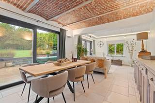 Bezoekdag zaterdag 20/12 van 10h00 tot 12h00 en woensdag 21/01 van 15h00 tot 18h00 ( 2é bezoekdag vervalt bij verkoop op eerste bezoekdag).<br /><br />Exclusieve gerenoveerde hoeve in Schepdaal – landelijke luxe met centrale ligging<br /><br />Ontdek deze unieke kans! In het charmante Schepdaal bevindt zich deze authentieke hoeve, volledig en stijlvol gerenoveerd met oog voor detail. Hier woont u in een oase van rust, omringd door groen, én toch vlak bij alle belangrijke verbindingswegen en voorzieningen.<br /><br />Waarom dit uw nieuwe droomwoning kan zijn:<br /><br />Exceptioneel perceel met een perfect zuidgerichte tuin – ideaal voor zonliefhebbers en buitenleven<br /><br />18 zonnepanelen en een uitmuntende energiezuinigheid: lage kosten, hoog comfort<br /><br />Instapklaar en tot in de puntjes afgewerkt in een harmonie tussen modern comfort en authentiek karakter<br /><br />Sublieme veranda met panoramisch zicht op de tuin – uw nieuwe favoriete ontspanningsplek<br /><br />3 ruime slaapkamers, met mogelijkheid tot 4, perfect voor een groeiend gezin of home office<br /><br />Parkeergelegenheid voor 4 wagens – een absolute troef in deze regio<br /><br />Strakke, moderne keuken, volledig uitgerust en klaar voor culinaire momenten<br /><br />Multifunctioneel bijgebouw: ideaal voor zelfstandigen, hobbyisten, gastenverblijf of extra opslag<br /><br />Deze hoeve biedt het zeldzame evenwicht tussen landelijke charme en hedendaagse luxe. Een karaktervolle topwoning die u onmiddellijk weet te begeesteren.<br /><br />Aarzel niet om deze parel te komen bezoeken en maak een afspraak met Guy 0479/88 88 06 op 1 van de 2 kijkdagen (WWW.HYBOMA.BE)!